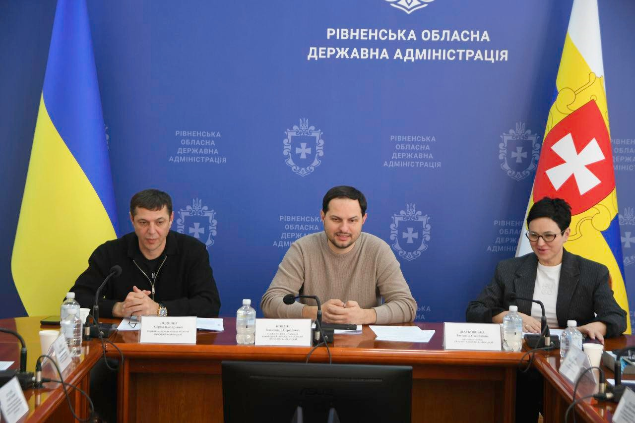 Начальник Рівненської ОВА Олександр Коваль, перший заступник голови ОДА Сергій Подолін, заступниця голови ОДА Людмила Шатковська під час онлайн наради з Міністром охорони здоров’я Віктором Ляшком