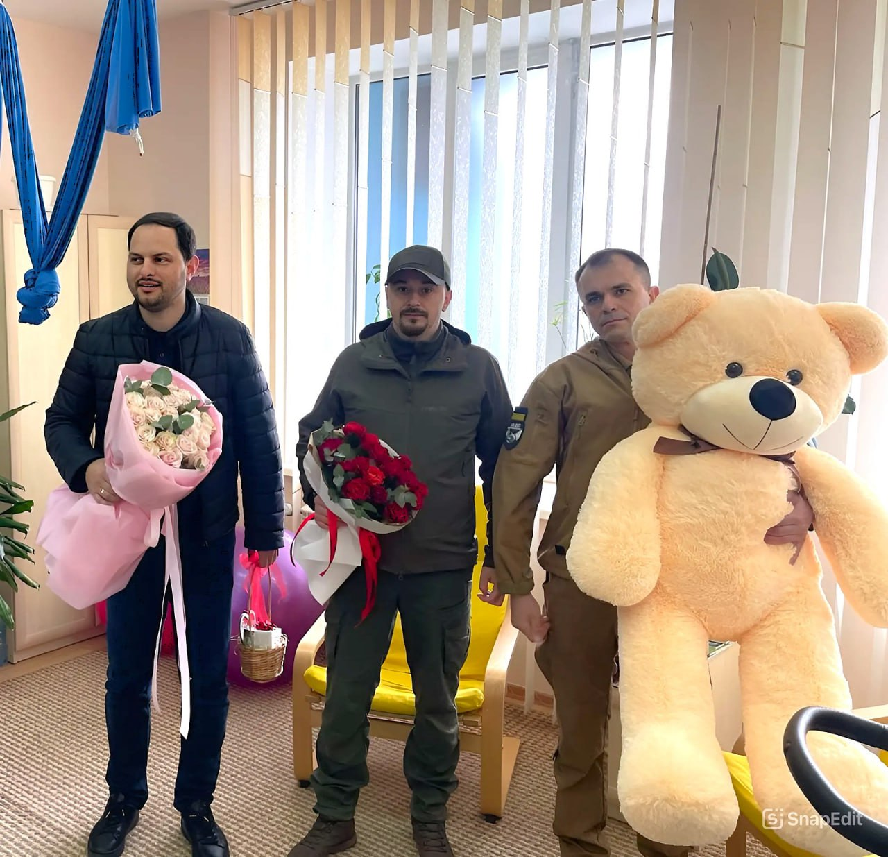 Олександр Коваль з побратимами загиблого воїна Сергія Савенка