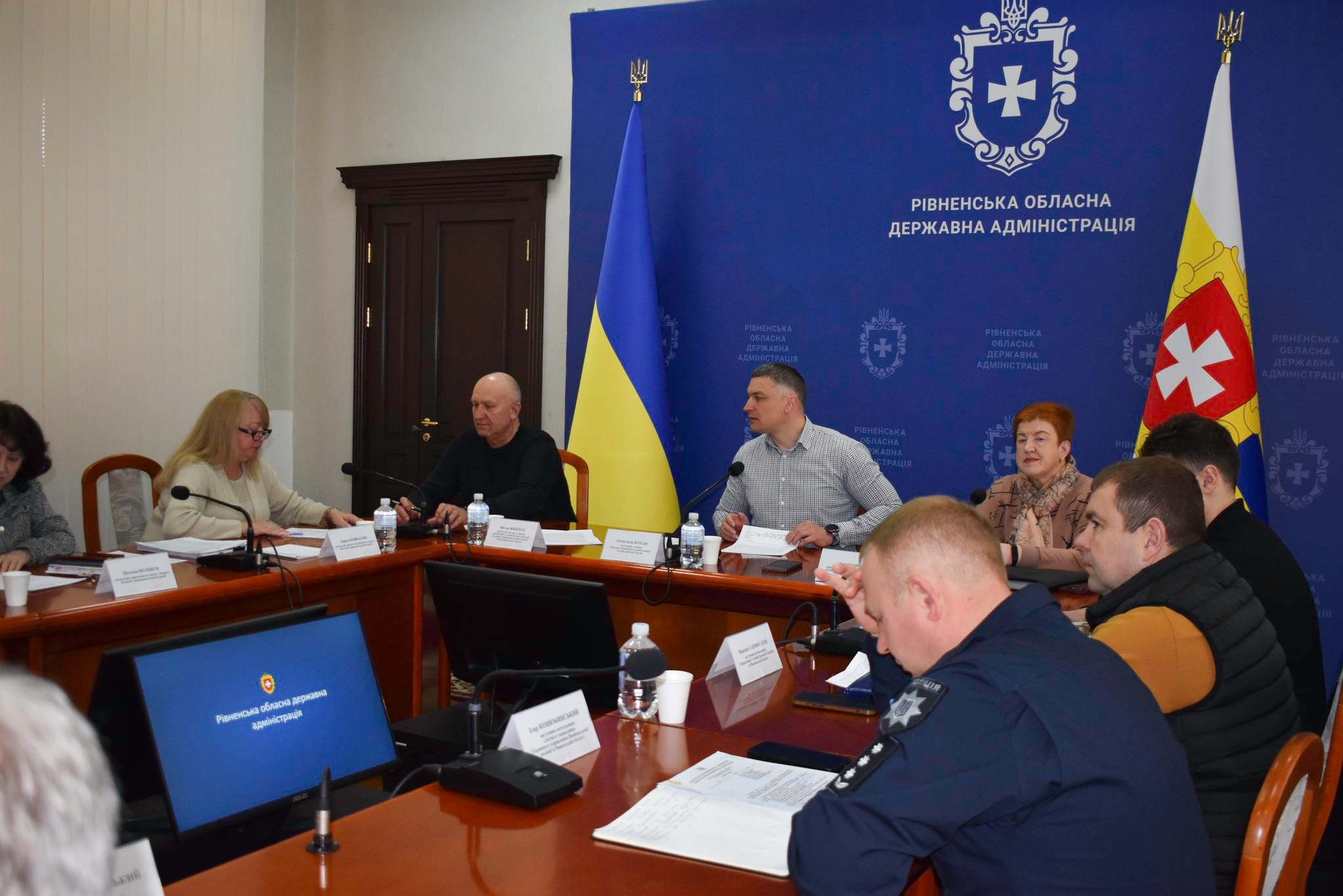 Заступник голови Рівненської ОДА Олександр Кохан та члени робочої групи із моніторингу використання бюджетних коштів
