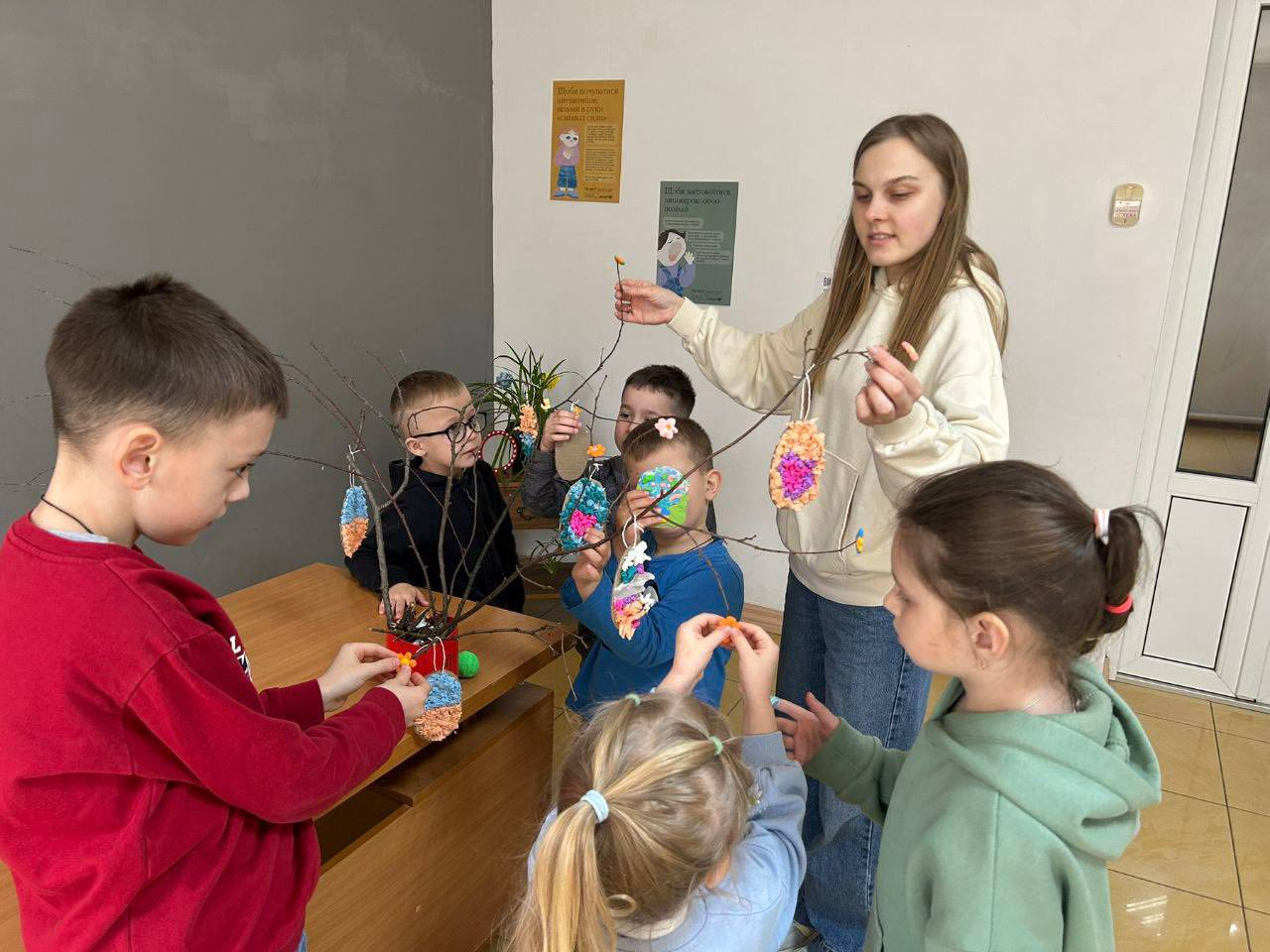 Учасники майстер-класу з писанкарства
