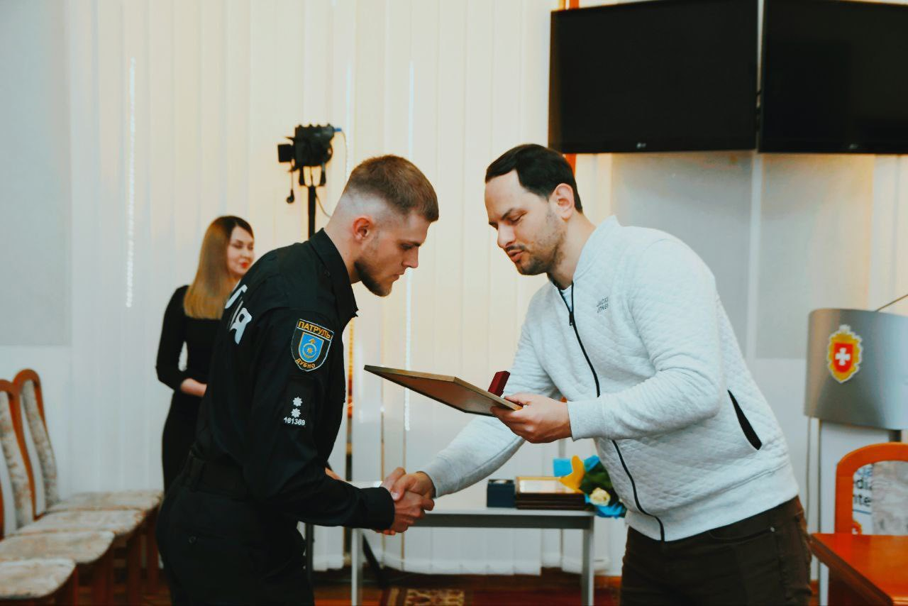 Начальник Рівненської ОВА Олександр Коваль вітає патрульних поліції