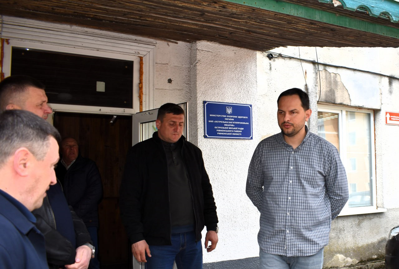 Начальник Рівненської ОВА Олександр Коваль під час інспектування будівництва укриття у лікарні Острога