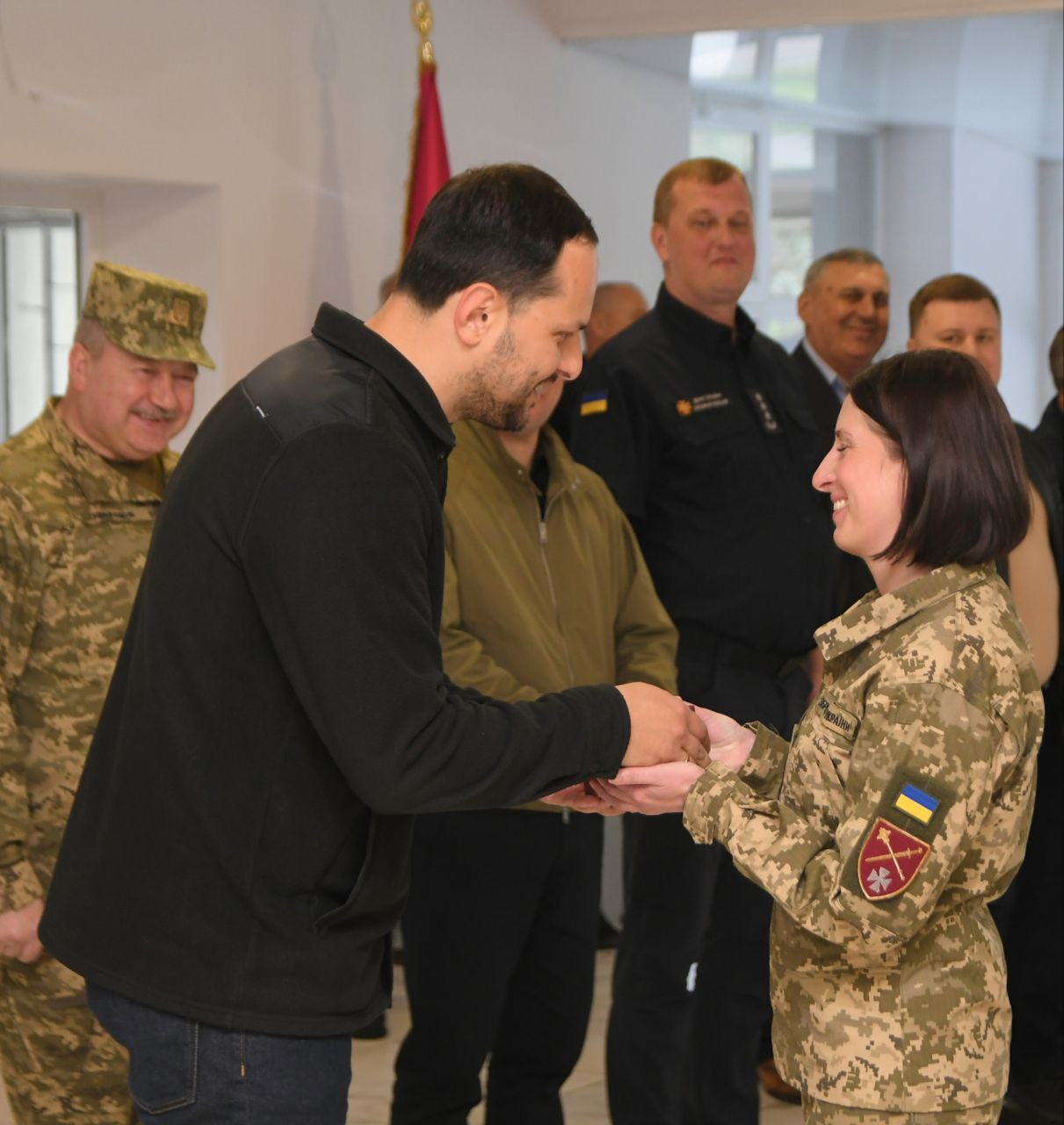 Начальник Рівненської ОВА Олександр Коваль  вручає нагороди військовослужбовцям ОК "Захід"