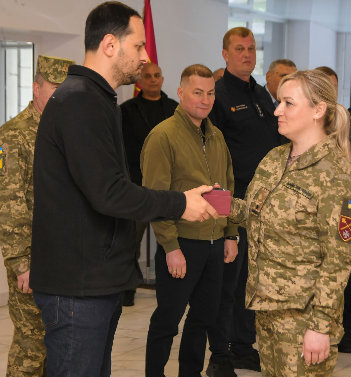 Начальник Рівненської ОВА Олександр Коваль  вручає нагороди військовослужбовцям ОК "Захід"