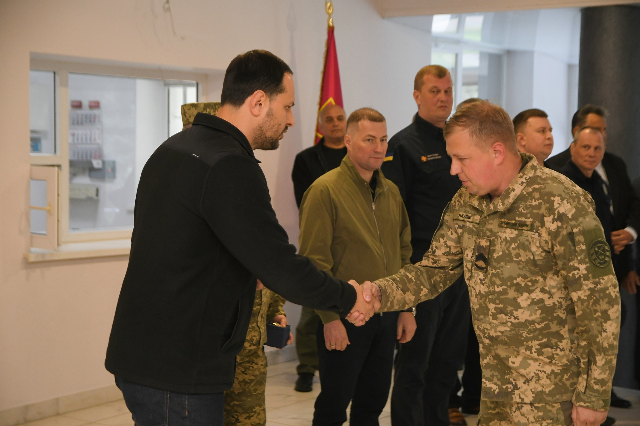 Начальник Рівненської ОВА Олександр Коваль  вручає нагороди військовослужбовцям ОК "Захід"
