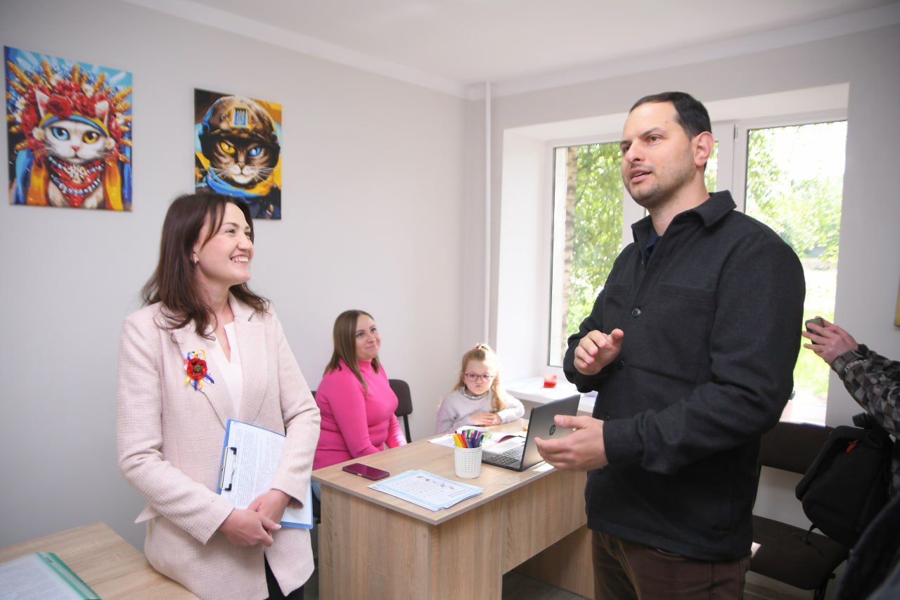 Начальник Рівненської ОВА Олександр Коваль під час відкриття Центру Життєстійкості релокованої Біловодська селищна військова адміністрація