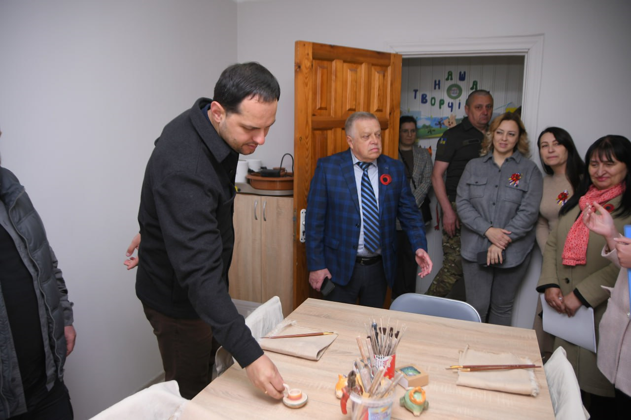 Начальник Рівненської ОВА Олександр Коваль під час відкриття Центру Життєстійкості релокованої Біловодська селищна військова адміністрація