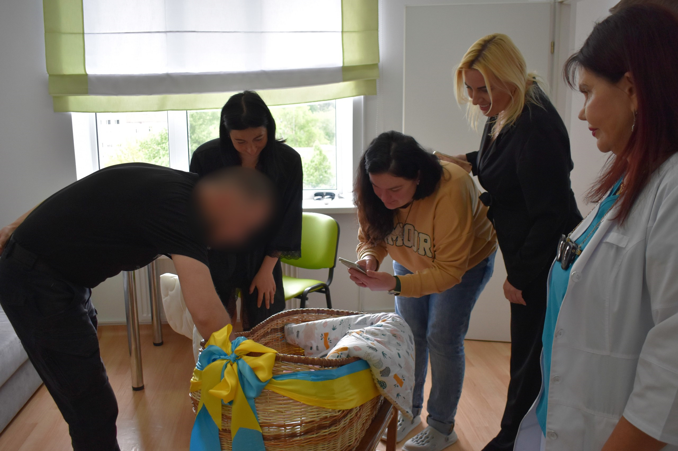 Вручення подарунку новонародженій дівчинці