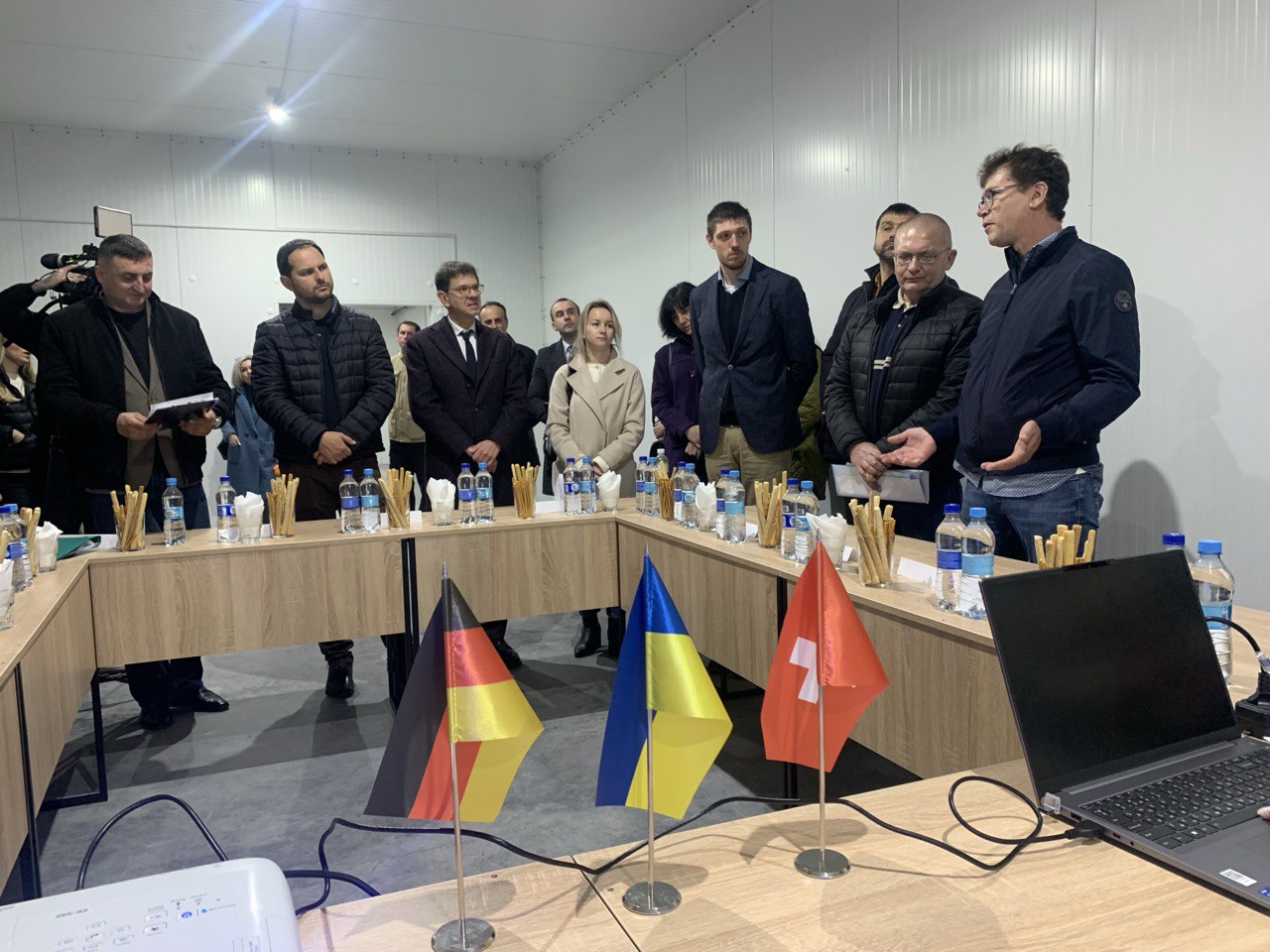 Начальник Рівненської ОВА Олександр Коваль та Надзвичайний і Повноважний Посол Швейцарії в Україні Фелікс Бауманн, інші учасники зустрічі