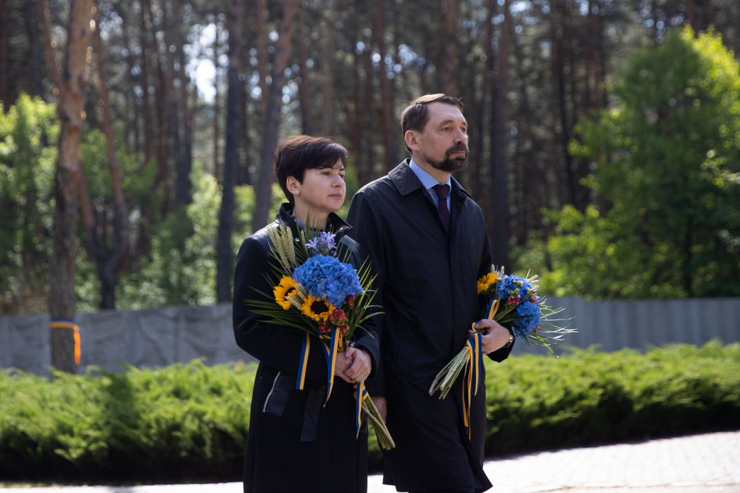 Заступниця керівника Офісу Президента України Олена Ковальська і міністр культури та стратегічних комунікацій Микола Точицький відвідали Національний історико-меморіальний заповідник «Биківнянські могили» та вшанували памʼять загиблих