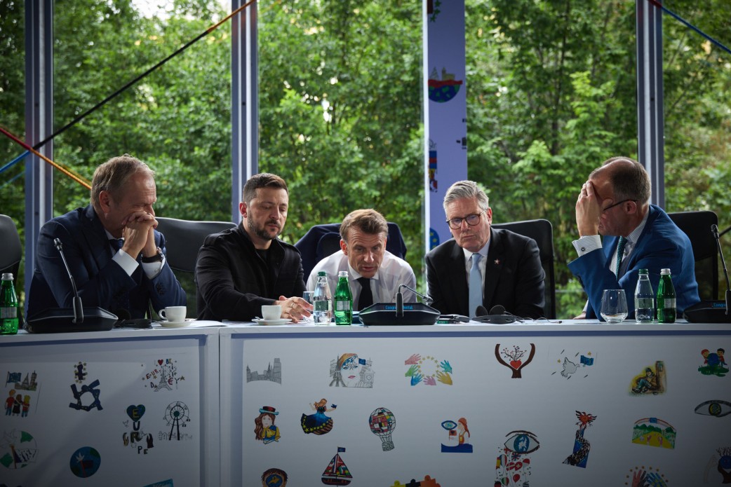 Президент України Володимир Зеленський, Президент Франції Емманюель Макрон, Премʼєр-міністр Великої Британії Кір Стармер, Федеральний канцлер Німеччини Фрідріх Мерц і Премʼєр-міністр Польщі Дональд Туск