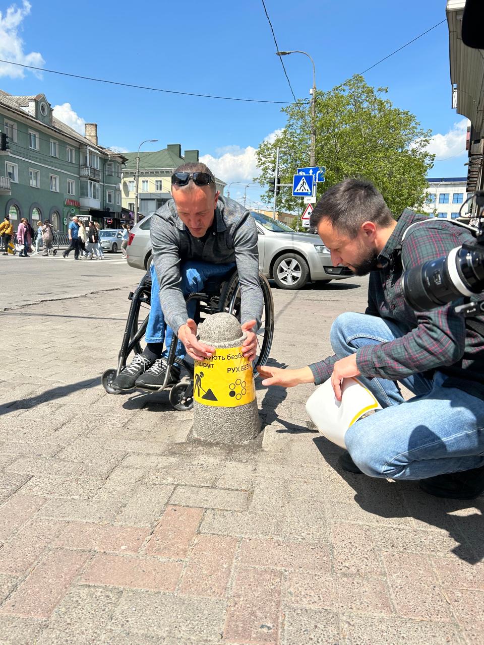 Маркування першого безбар’єрного маршруту за участю начальника ОВА Олександра Коваля, амбасадора проєкту Івана Сівака