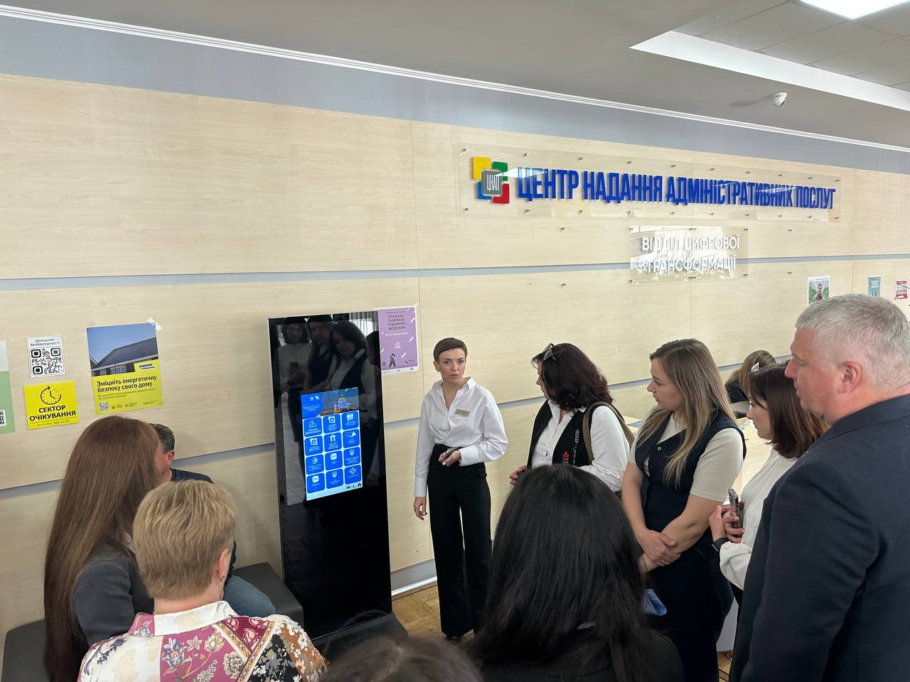Учасники ознайомитися з впровадженими рівненським ЦНАПом рішеннями для людей з інвалідністю - інтерактивним екраном