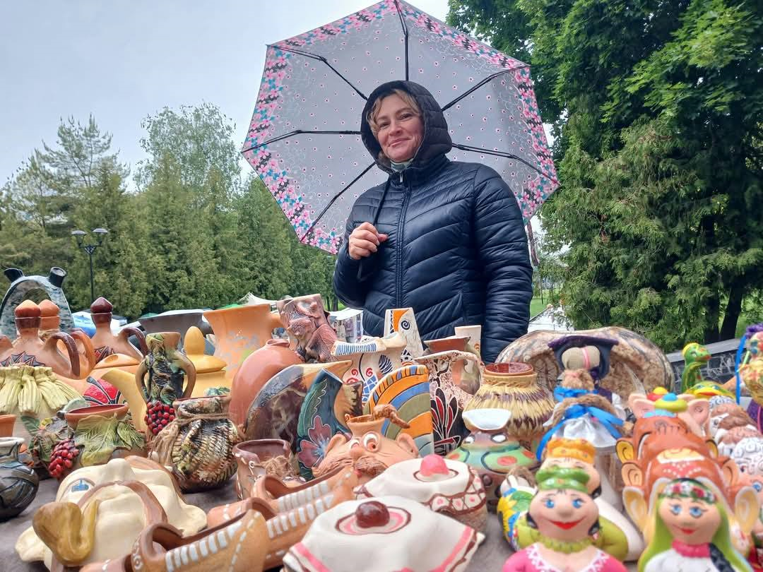 Майстриня із керамічними виробами під час проведення  етно-фестивалю "Музейні гостини-2025"