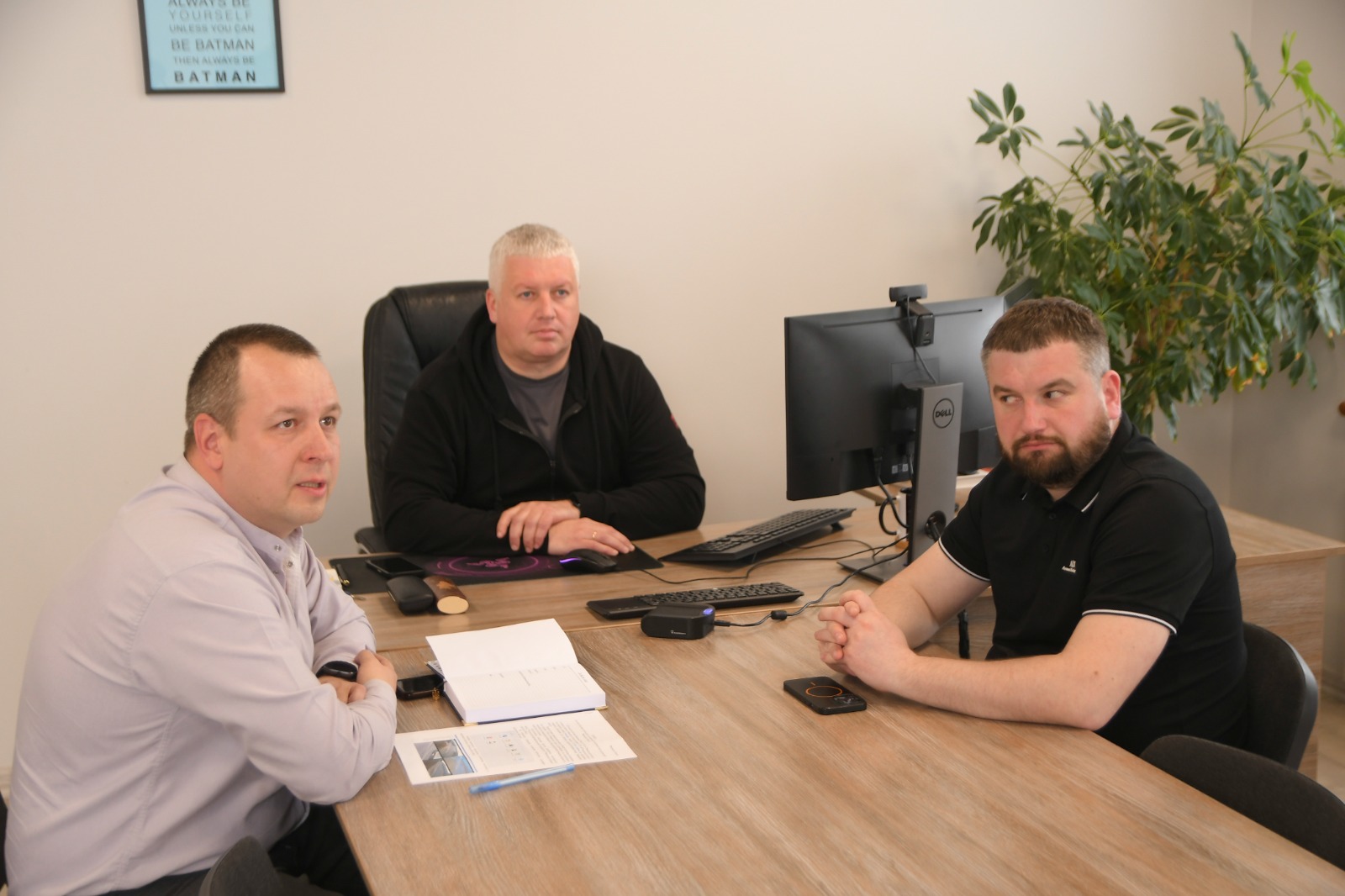 Нарада щодо впровадження інформаційно-аналітичної системи відеонагляду під головуванням заступника голови ОДА з питань цифрового розвитку, цифрових трансформацій і цифровізації (CDTO) Олександра Терещенка. Участь у нараді, окрім фахівців Департаменту цифрової трансформації та суспільних комунікацій ОДА, взяли керівництво Департаменту кримінального аналізу Національної поліції України, керівники управлінь та відділів кримінального аналізу територіальних головних управлінь Нацполіції України та особовий склад підрозділів кримінального аналізу територіальний підрозділів Національної поліції України.