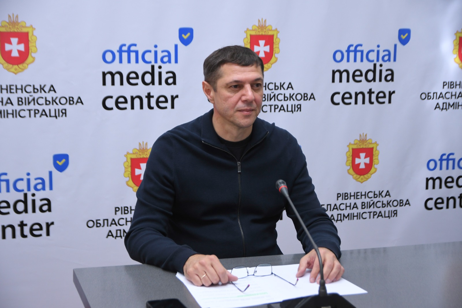 Перший заступник голови Рівненської ОДА Сергій Подолін під час брифінгу