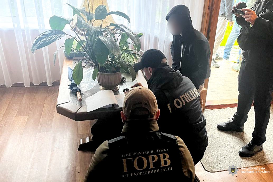 Організували незаконний перетин чоловіків призовного віку через кордон: поліцейські викрили зловмисників