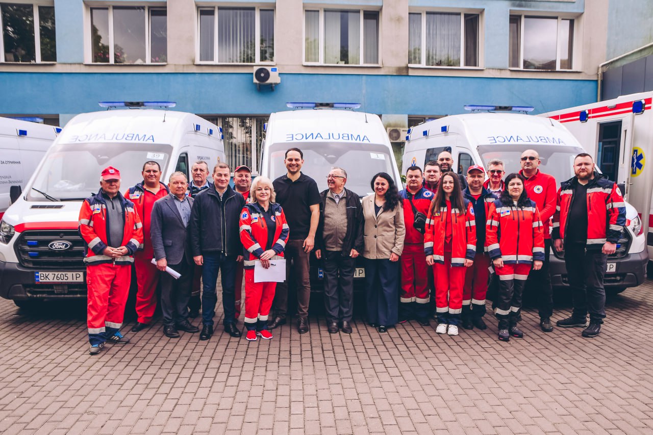 Вручення ключів від спецавтомобілів медикам