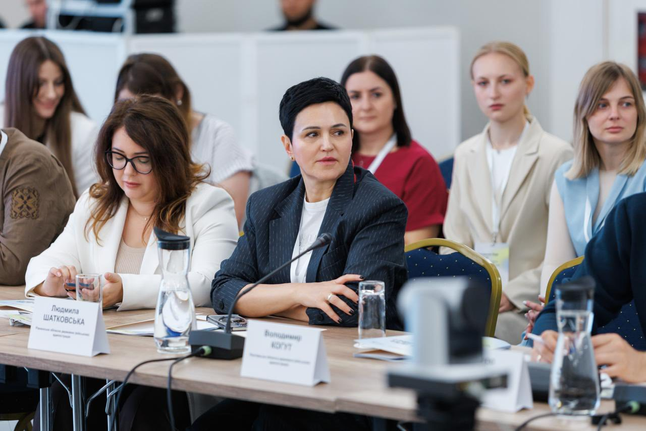 Засідання Ради регіонів, що об’єднує профільних заступників голів облдержадміністрацій, представників міністерств та відомств, які опікуються питаннями захисту дітей. Участь у нараді взяла заступниця голови Рівненської ОДА Людмила Шатковська.