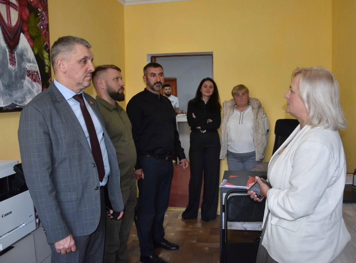 Руслан Приходько разом із працівниками Центру, начальницею Управління з питань ветеранської політики Рівненської облдержадміністрації Мариною Корольовою, селищним головою Миколою Панчуком та ветеранами громади під час зустрічі у Гощі