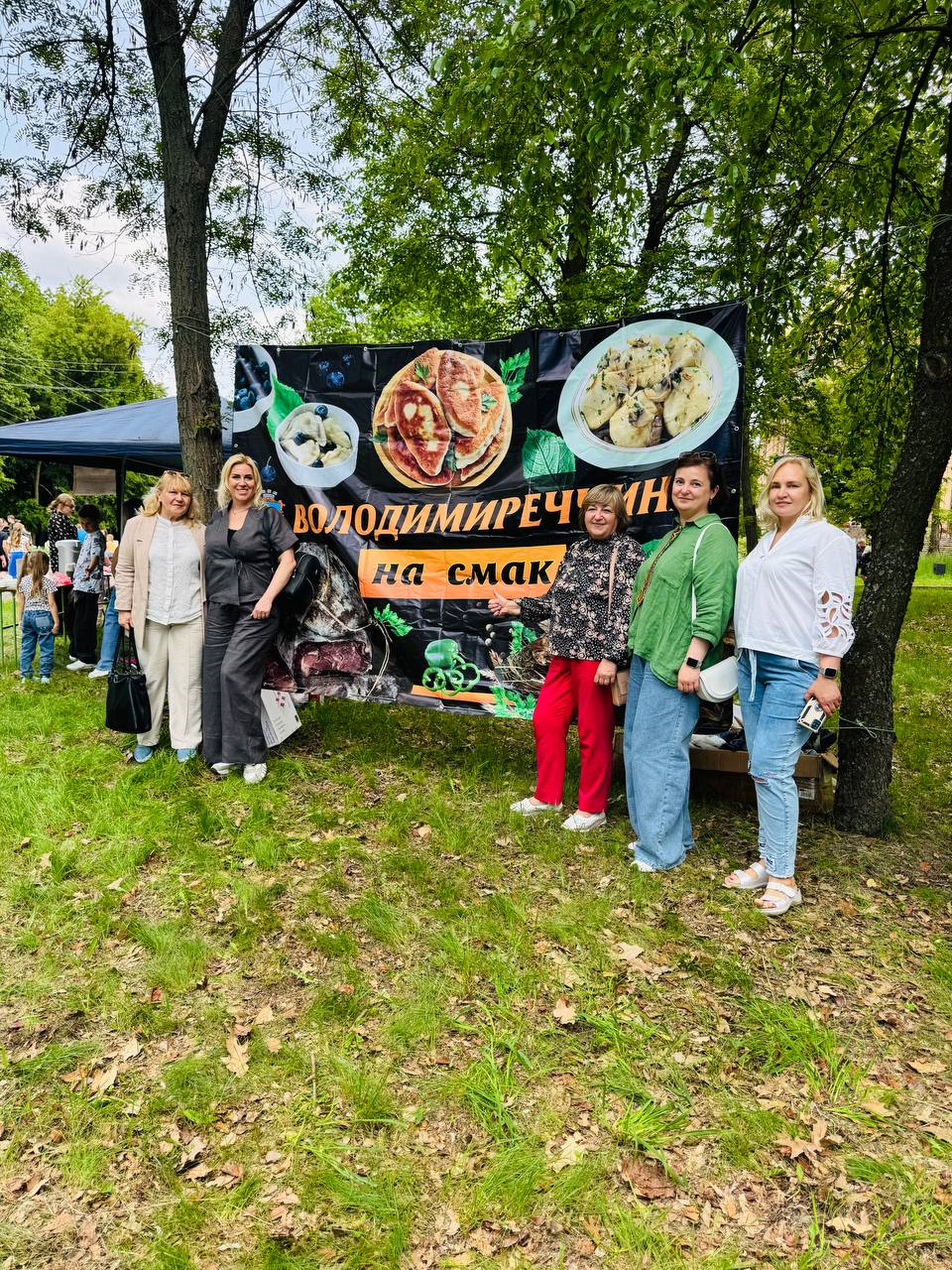 Начальниця Управління культури і туризму Рівненської ОДА Любов Романюк та інші учасники етногастрофестиваль «Володимиреччина на смак»