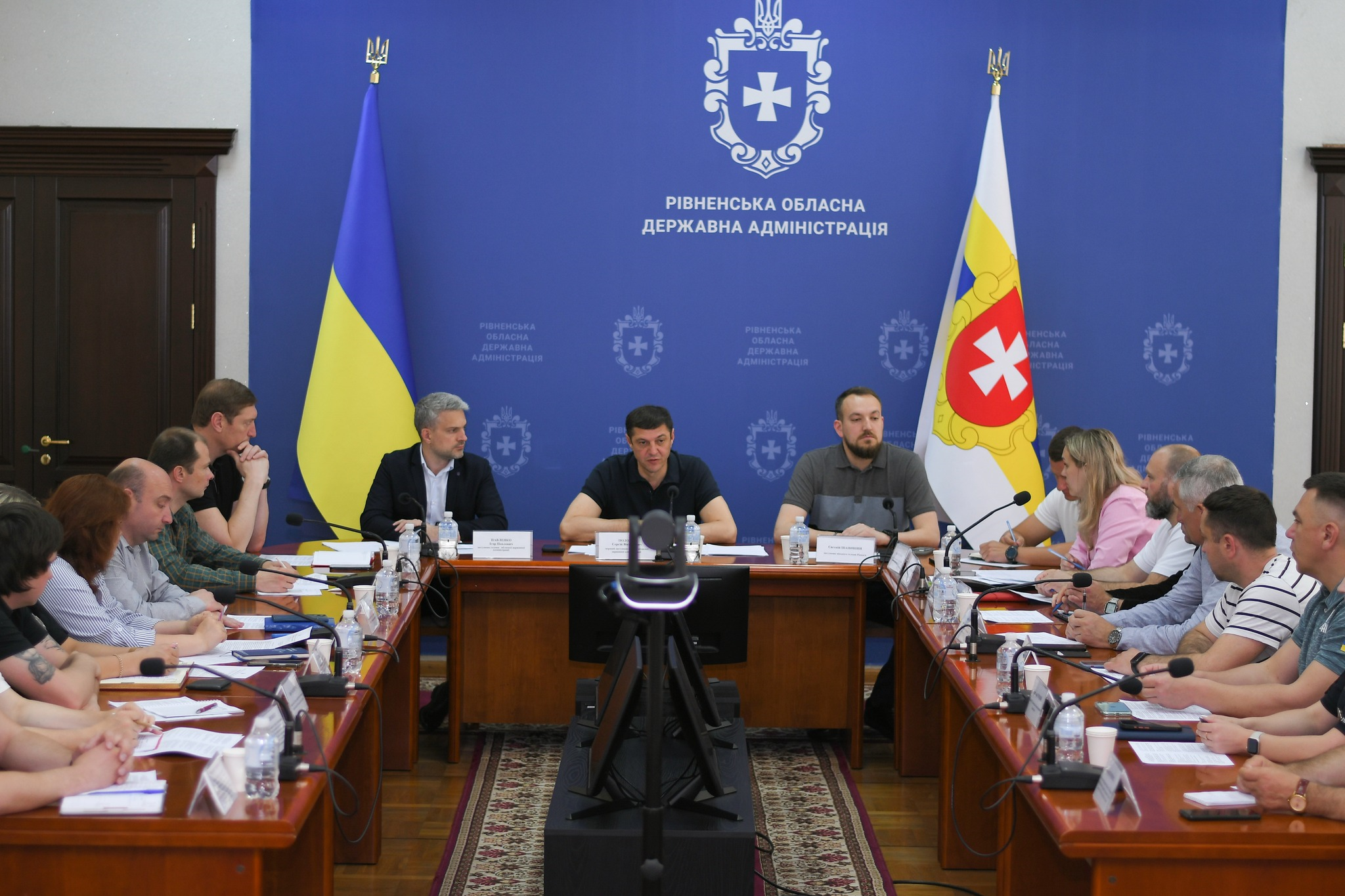 Перший заступник голови Рівненської ОДА Сергій Подолін,  заступник голови ОДА Ігор Павленко та інші члени оргкомітеті п’ятого (всеукраїнського) етапу змагань «Пліч-о-пліч всеукраїнські шкільні ліги» з баскетболу
