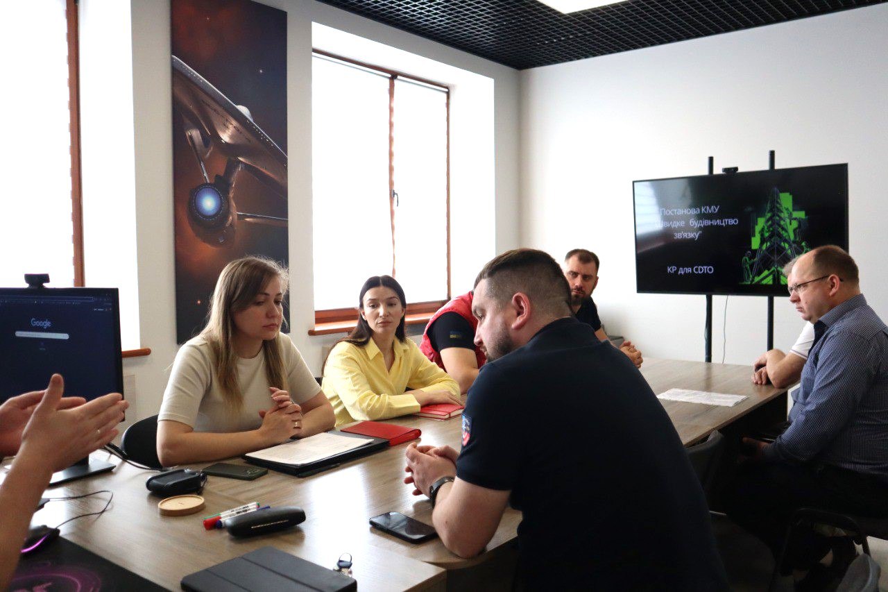 Заступник голови ОДА з питань цифрового розвитку, цифрових трансформацій і цифровізації (CDTO) Олександр Терещенко провів нараду із фахівцями Департаменту цифровізації та представниками всіх мобільних операторів, які працюють у регіоні.