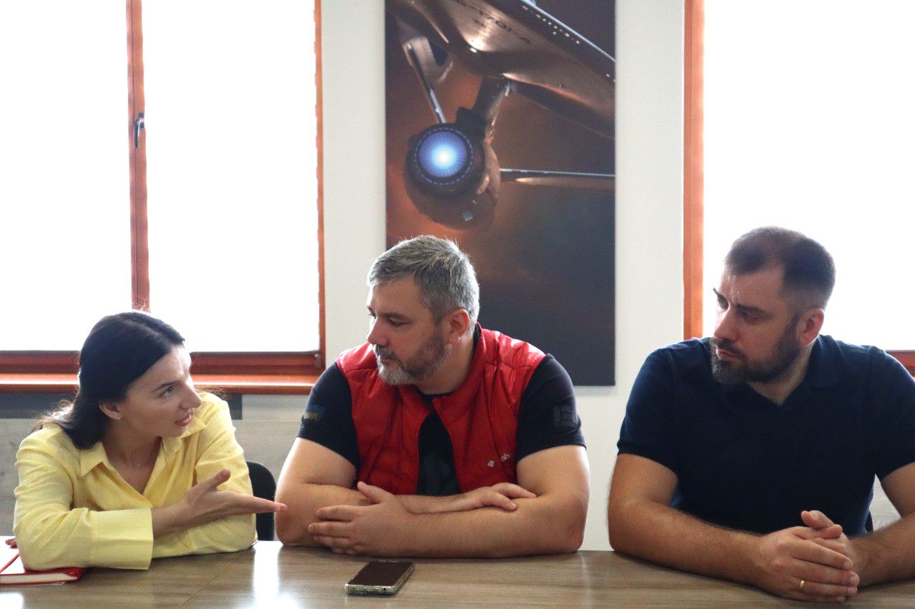 Заступник голови ОДА з питань цифрового розвитку, цифрових трансформацій і цифровізації (CDTO) Олександр Терещенко провів нараду із фахівцями Департаменту цифровізації та представниками всіх мобільних операторів, які працюють у регіоні.