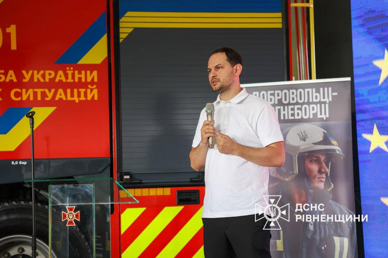 Начальник Рівненської ОВА Олександр Коваль вітає учасників навчанння пожежних-добровольців