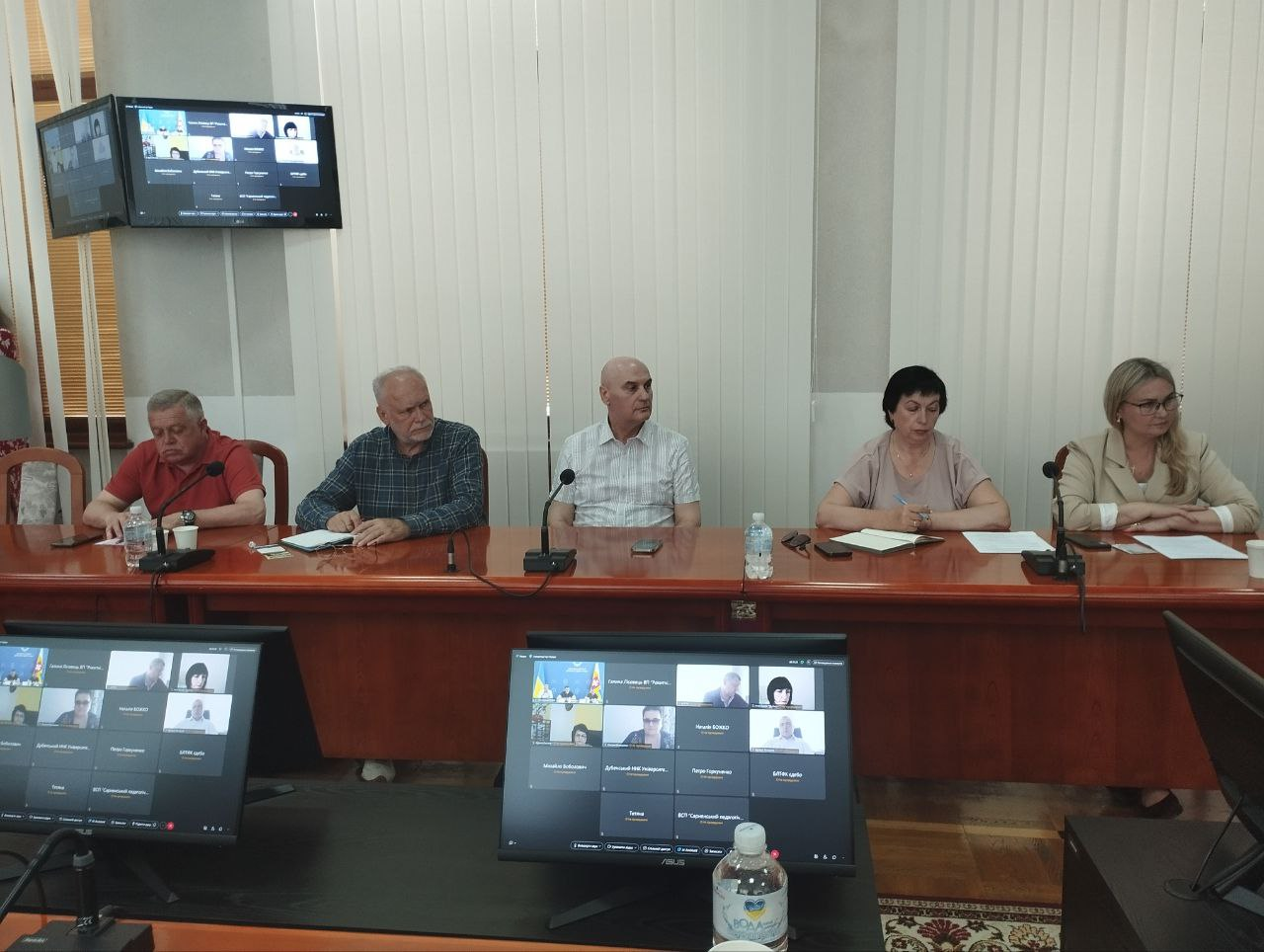 нарада з керівниками закладів, за участю правоохоронних органів й ТЦК та СП, яка пройшла під керівництвом першого заступника голови Рівненської ОДА Сергія Подоліна