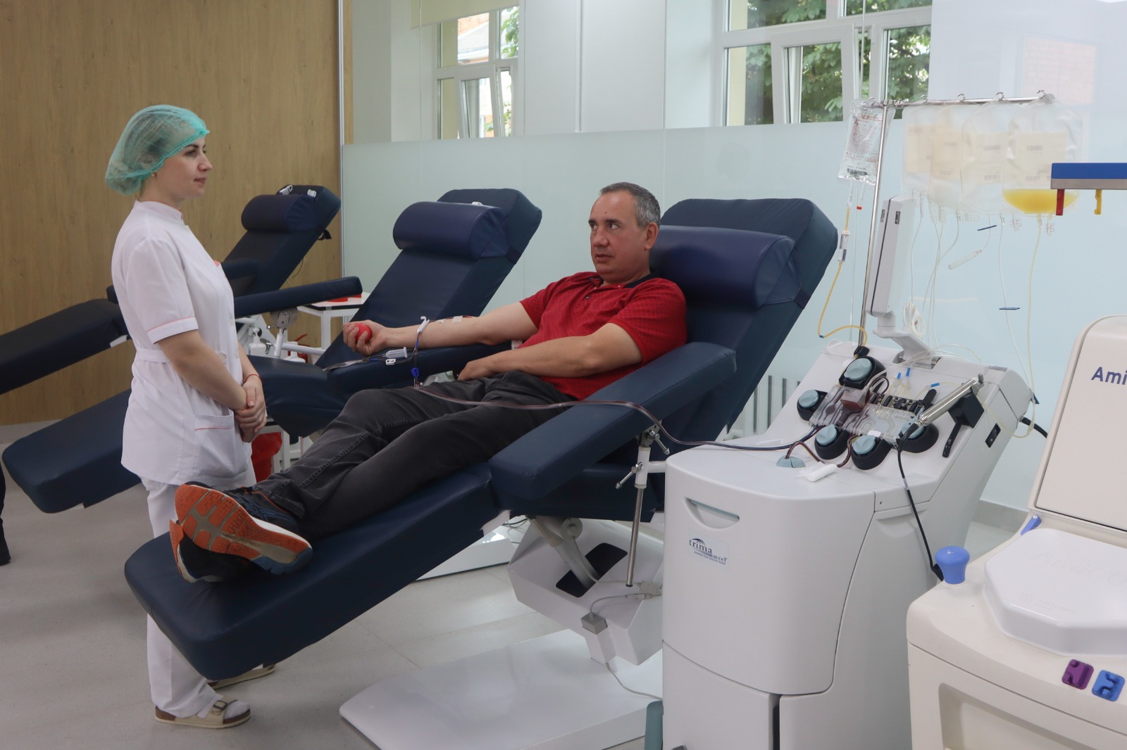 Донор під час здачі крові