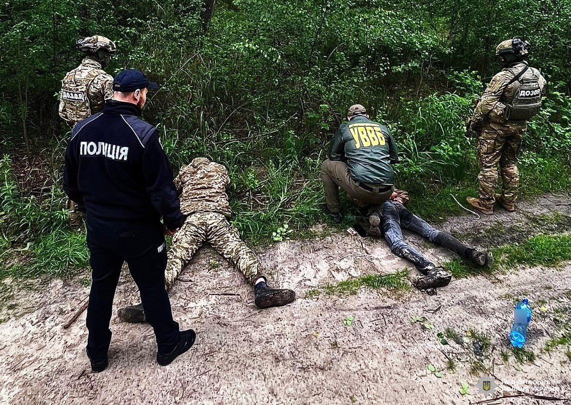 Відбувається затримання правопорушників працівниками поліції та інших силових структур